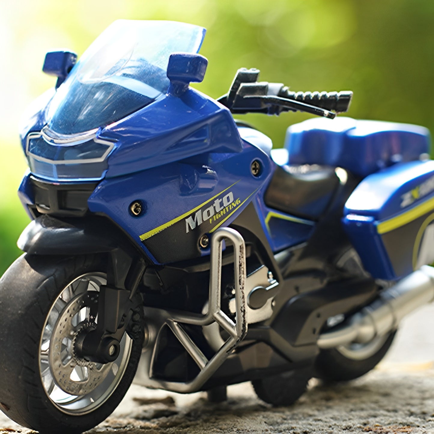 1:14 Friction Powered Die-Cast Motorbike: Cool Lights & Music Effects