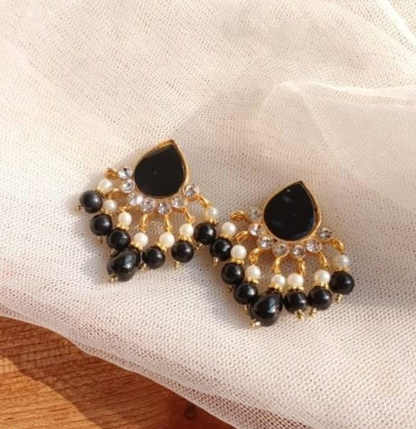 Gold-Plated Ear Studs : Black - Gold