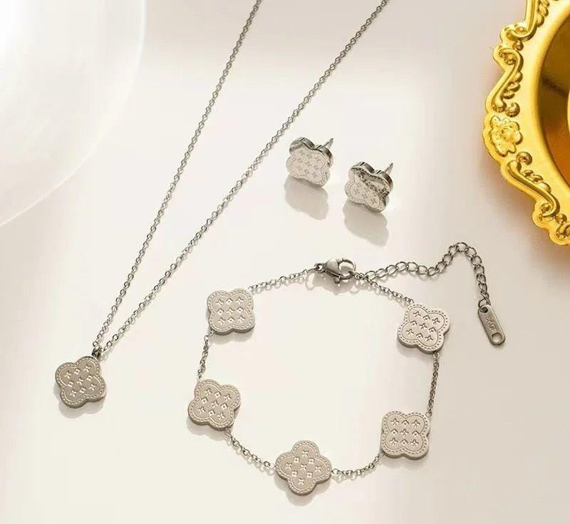 Beautiful Pendant Set : Gold - Silver